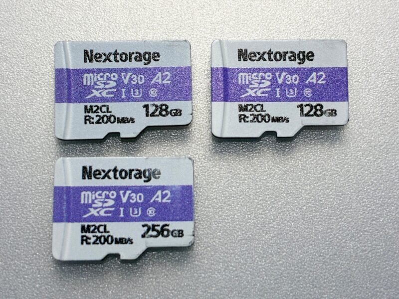 128GBが2枚と256GBが1枚のマイクロSDカード