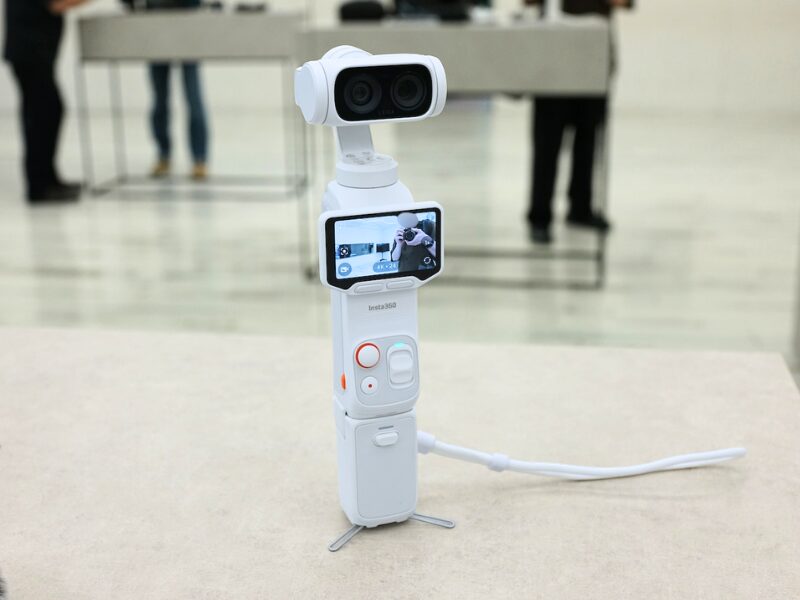 バッテリーハンドルをつけたInsta360 Luna Ultra(ステラホワイト)