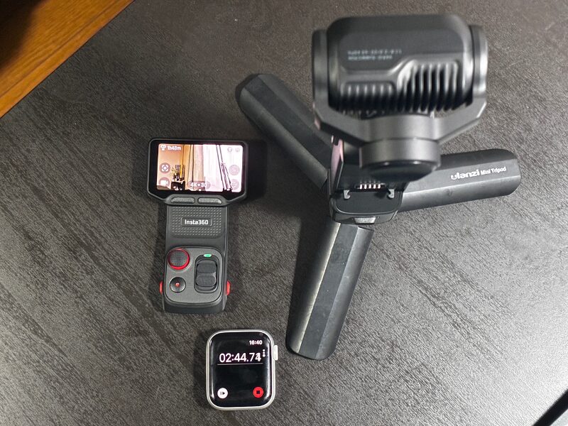 実際にInsta360 Luna Ultra本体と着脱式スクリーンを離して、どこまで持つのかを検証している様子