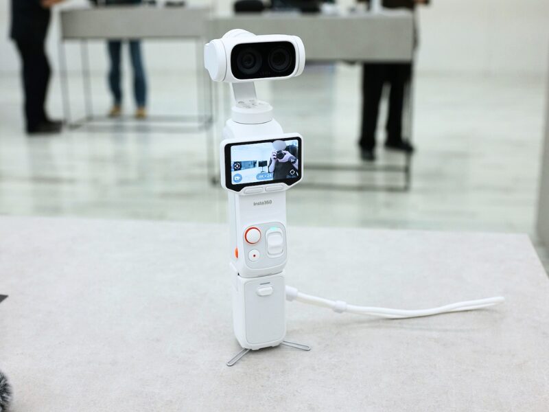 白のInsta360 Luna Ultra