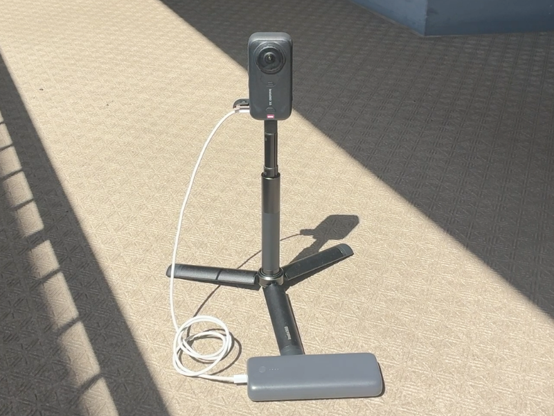 実際に夏の炎天下でUSBで充電しながら撮影