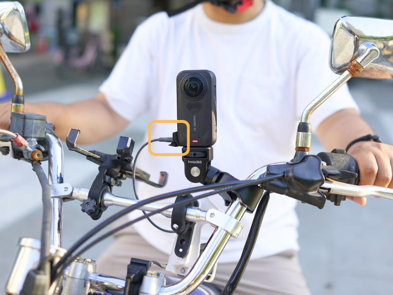 バイクの電源からInsta360 X6を充電しながら撮影している様子