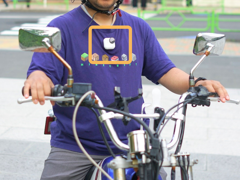 GO Ultraを胸元に取り付けてバイクに乗っている画像