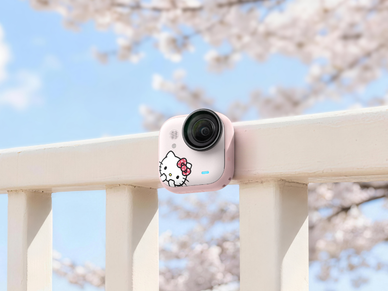 Insta360 GO Ultraハローキティ限定版が金属の柵にくっついている