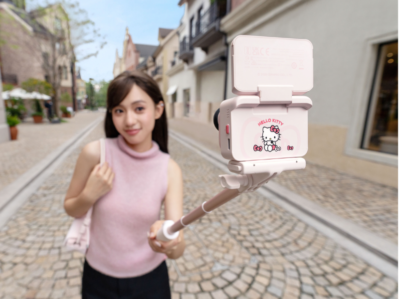 Insta360 GO Ultraハローキティ限定版を女子が持っている画像