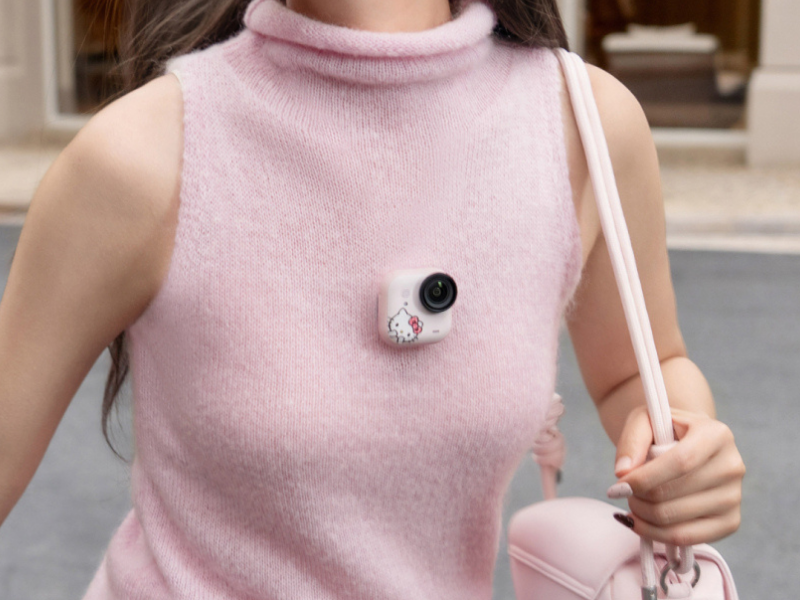 Insta360 GO Ultraハローキティ限定版を胸につけた状態